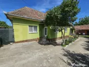 Casă renovată, 4.237mp teren intravilan, Dublu front strad 