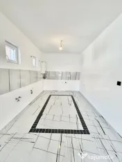 Duplex modern cu grădină, de închiriat, Zona de Sud 