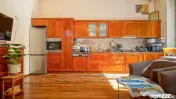 3 camere în Centrul Istoric: 90 mp, curte privată și vedere spre Tampa 