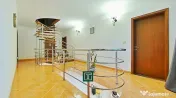 Casă impresionantă cu 15 camere, teren generos, piscină i 