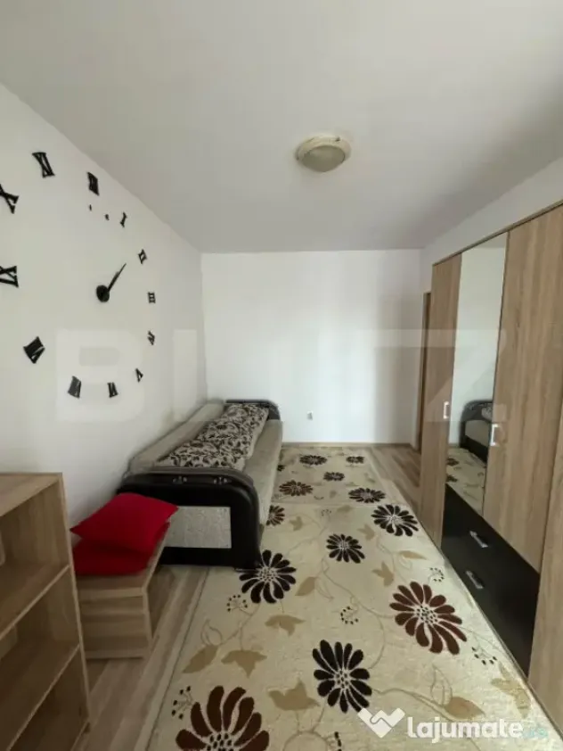 Apartament o cameră, decomandat, zona Porii