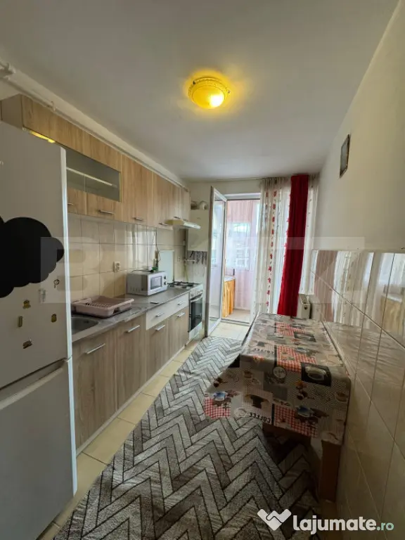 Apartament o cameră, decomandat, zona Porii
