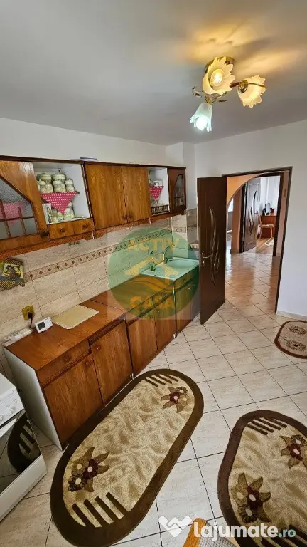 Apartament 3 camere, 2 balcoane, zona Episcopiei, Roman