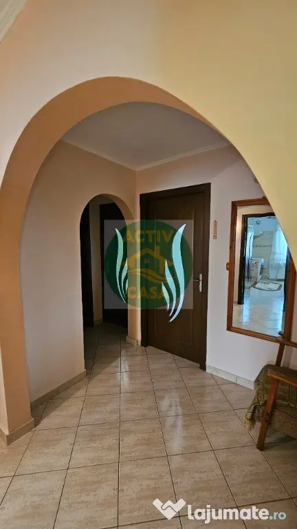 Apartament 3 camere, 2 balcoane, zona Episcopiei, Roman
