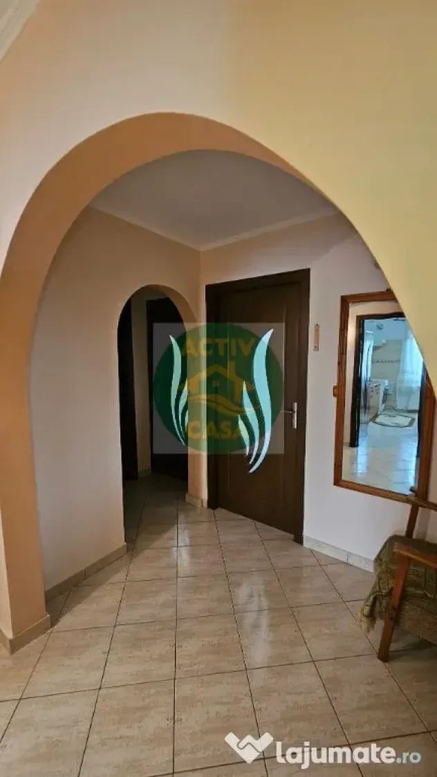 Apartament 3 camere, 2 balcoane, zona Episcopiei, Roman