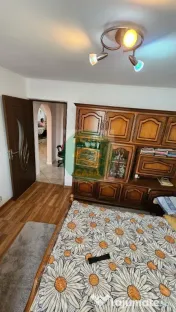 Apartament 3 camere, 2 balcoane, zona Episcopiei, Roman 