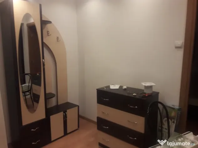 PF Închiriez apartament 3 camere
