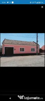 vând casă in Moldova veche