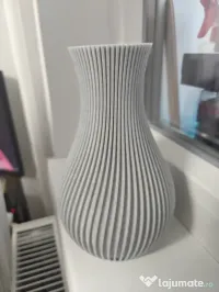 Vază decorativă model marble ce pare sculptată 