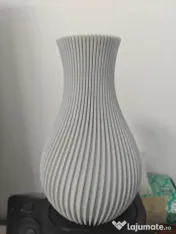 Vază decorativă model marble ce pare sculptată 