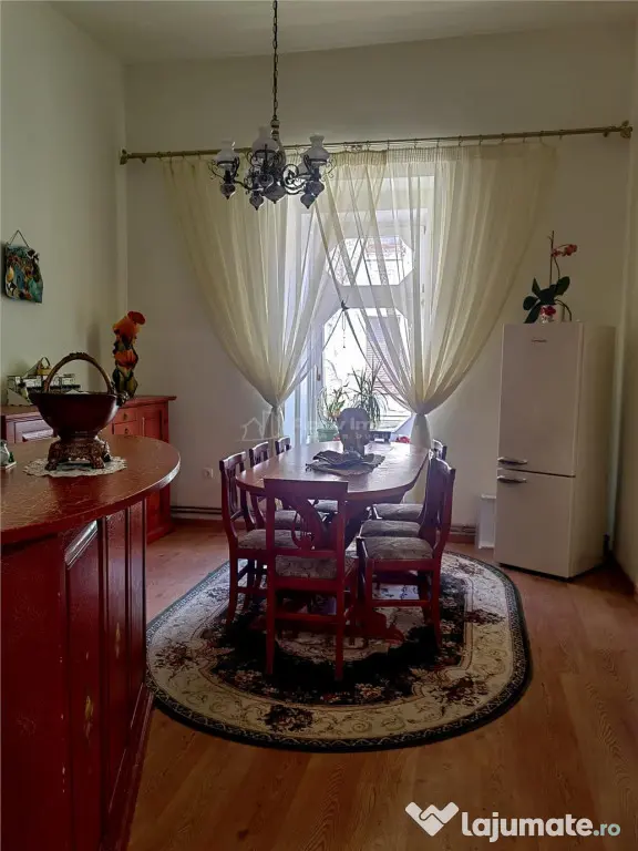 Apartament renovat ultracentral | 116 mp utili | 2 parcari |