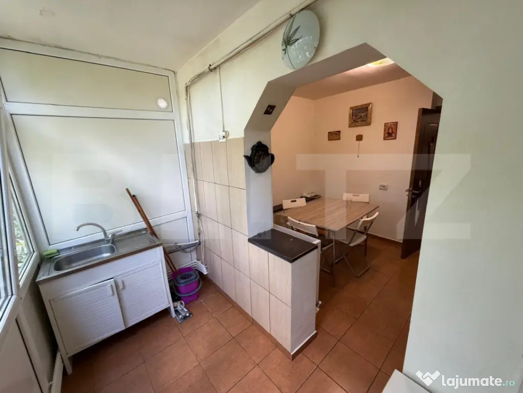 Apartament 3 camere decomandat, etaj 3, Rovine, zona Posta d - Craiova (Dolj)