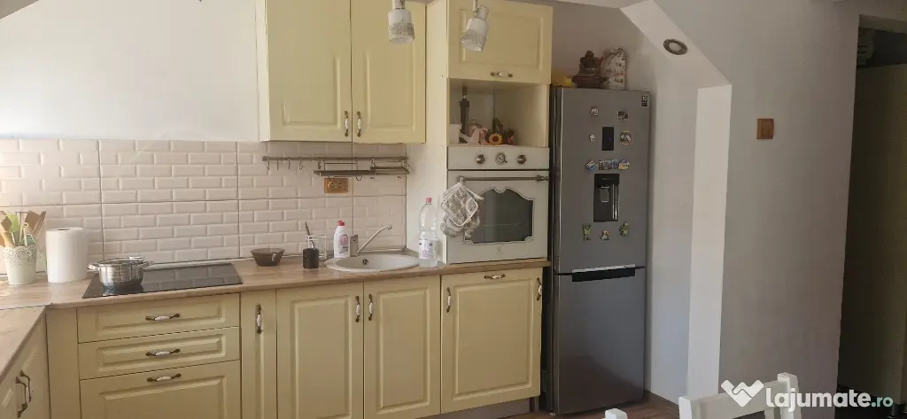 Apartament 3 camere de închiriat