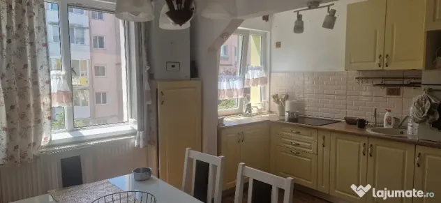 Apartament 3 camere de închiriat