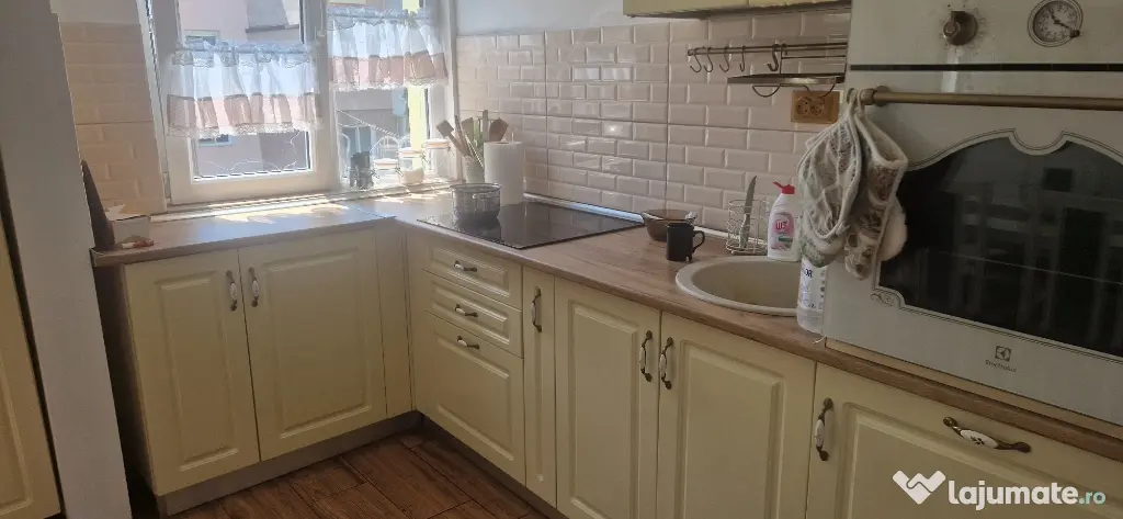 Apartament 3 camere de închiriat