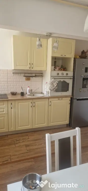 Apartament 3 camere de închiriat