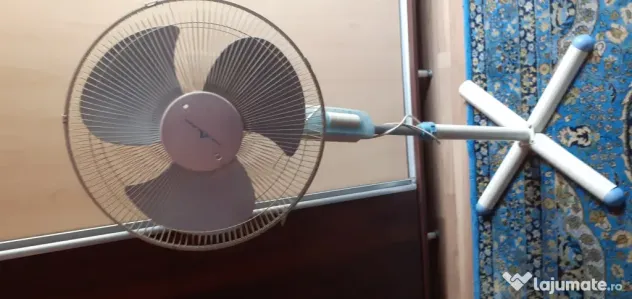 Vand ventilator cu picior