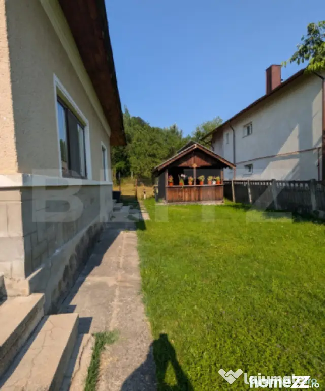 Casă individuala, 75 mp, teren 2180 mp, 2 fronturi stradale - Pucioasa (Dambovita)
