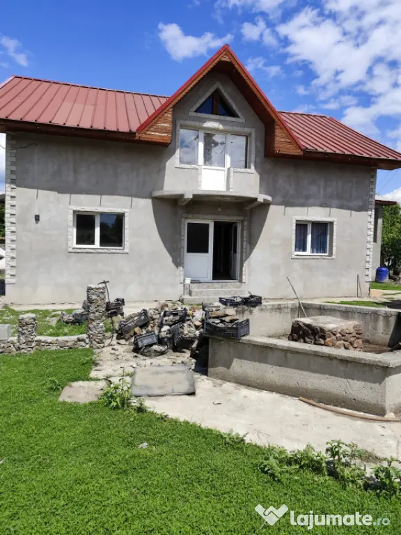Casă spațioasă cu 800 mp teren, foișor și toate utilit?