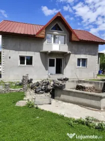 Casă spațioasă cu 800 mp teren, foișor și toate utilit?