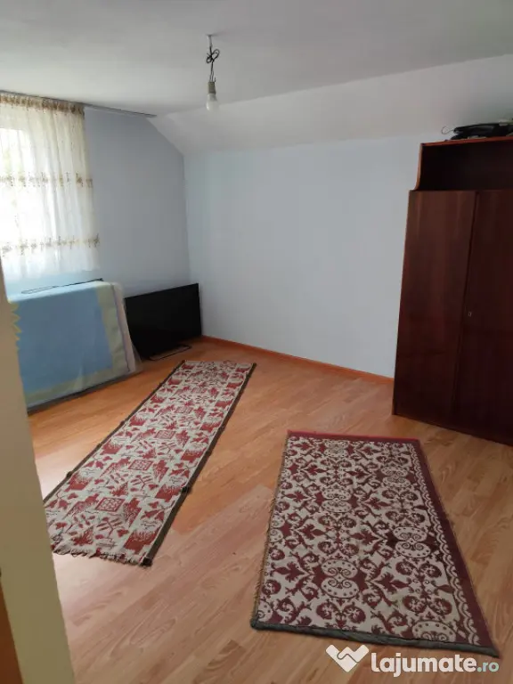 Casă spațioasă cu 800 mp teren, foișor și toate utilit?