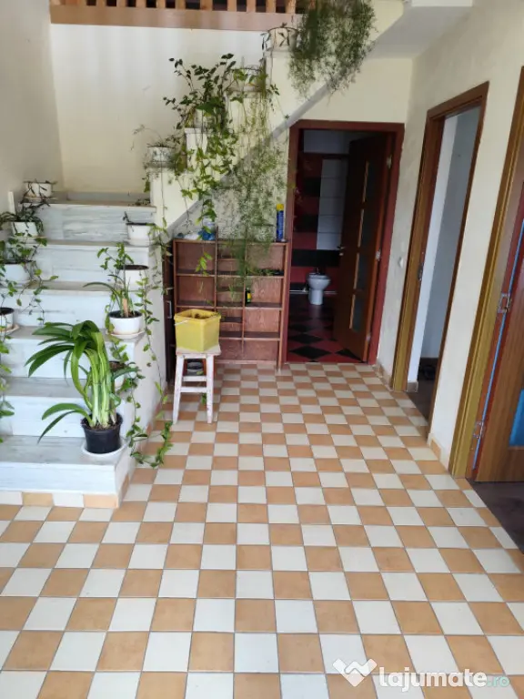 Casă spațioasă cu 800 mp teren, foișor și toate utilit?
