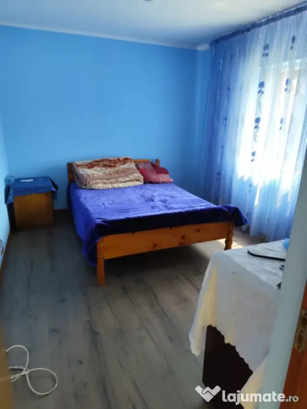 Casă spațioasă cu 800 mp teren, foișor și toate utilit?