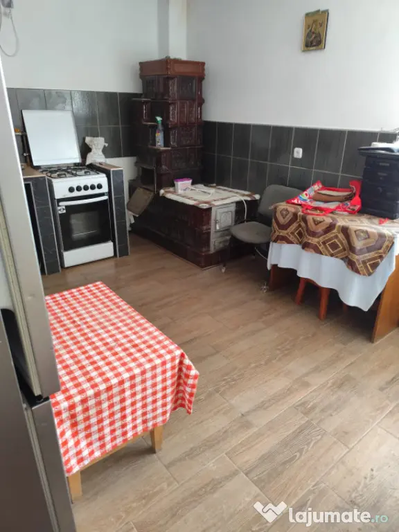 Casă spațioasă cu 800 mp teren, foișor și toate utilit?