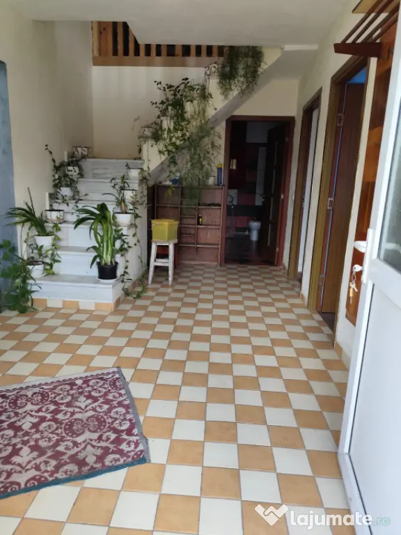Casă spațioasă cu 800 mp teren, foișor și toate utilit?