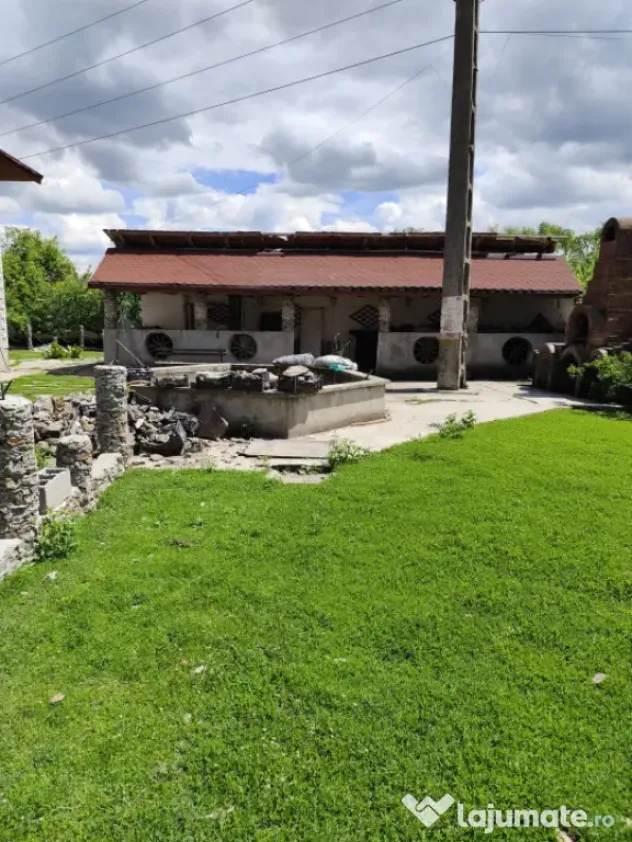 Casă spațioasă cu 800 mp teren, foișor și toate utilit?