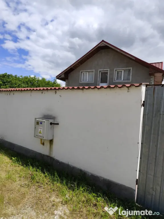 Casă spațioasă cu 800 mp teren, foișor și toate utilit?