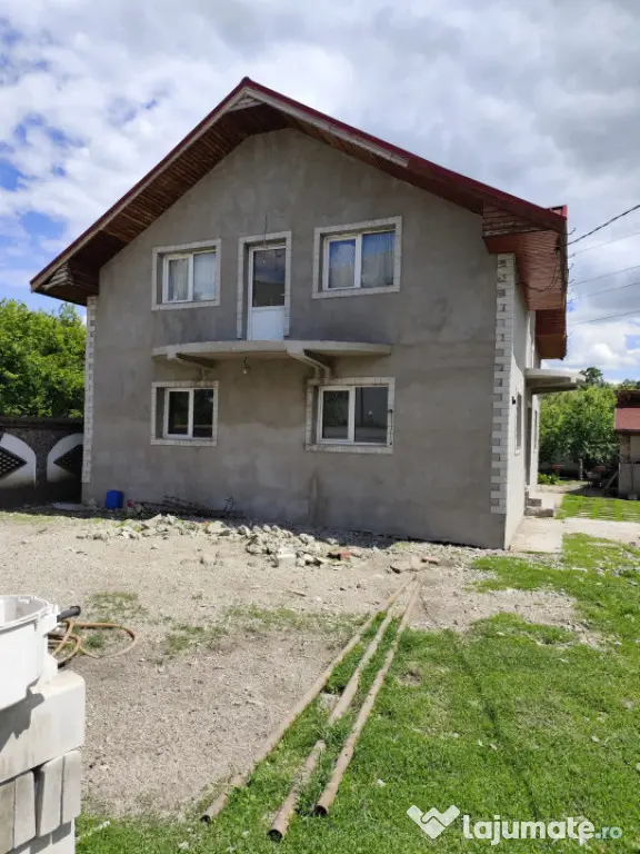 Casă spațioasă cu 800 mp teren, foișor și toate utilit?