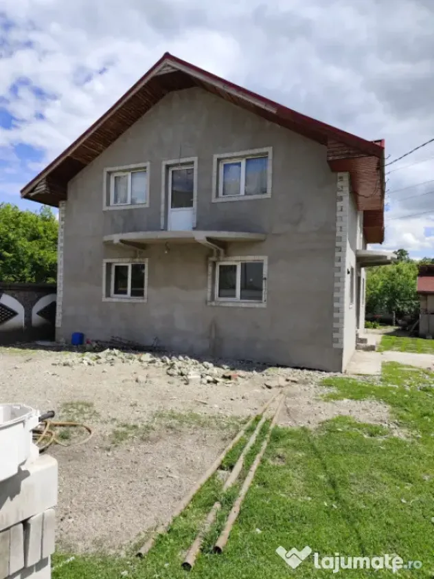 Casă spațioasă cu 800 mp teren, foișor și toate utilit?