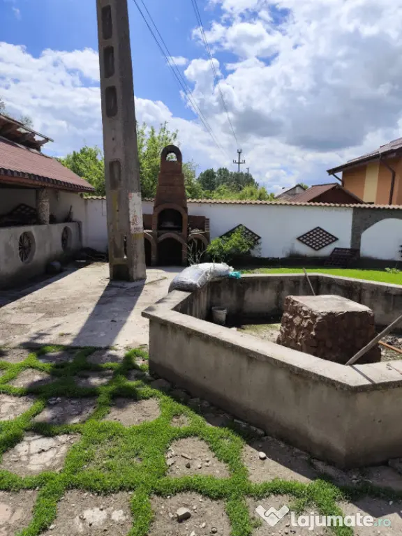 Casă spațioasă cu 800 mp teren, foișor și toate utilit?