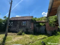 Vând casă veche din lemn si pământ