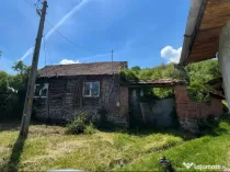 Vând casă veche din lemn si pământ
