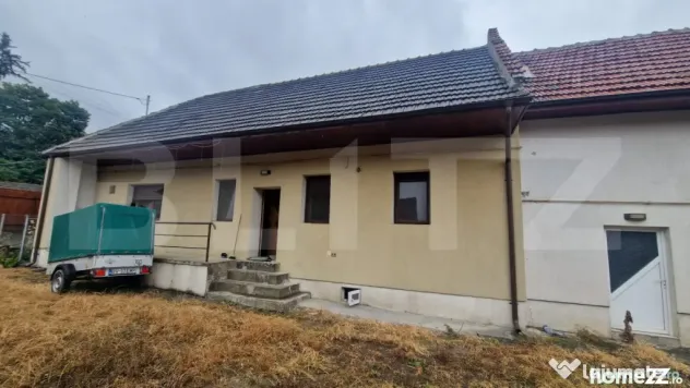Casa cu teren 935 m , doua corpuri de case, Sacele -zona bun - Sacele (Brasov)