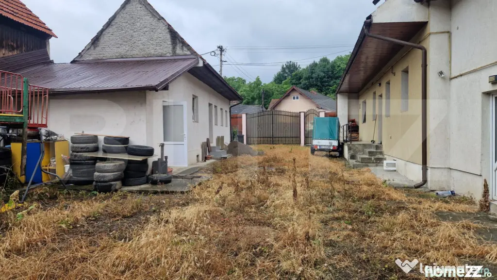 Casa cu teren 935 m , doua corpuri de case, Sacele -zona bun - Sacele (Brasov)