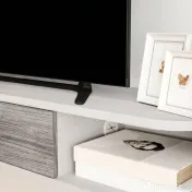 HOMCOM Dulap TV Suspendat din Lemn cu 2 Rafturi Deschise și Dulap, 120x26x16 cm, Alb și Gri
