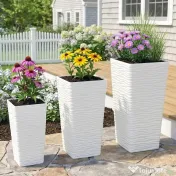 Outsunny Set de 3 Ghivece de Exterior Suprapozabile cu Model Ondulat, Ghivece Pătrate din Plastic pentru Flori cu Orificii de Drenaj, 42/55/65 cm, Alb, Negru, Maro | Aosom Romania