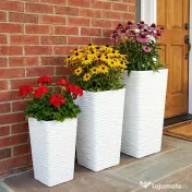 Outsunny Set de 3 Ghivece de Exterior Suprapozabile cu Model Ondulat, Ghivece Pătrate din Plastic pentru Flori cu Orificii de Drenaj, 42/55/65 cm, Alb, Negru, Maro | Aosom Romania 