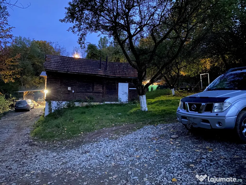 Căsuță tradițională din lemn cu teren 700 mp – Borșa, Maramureș