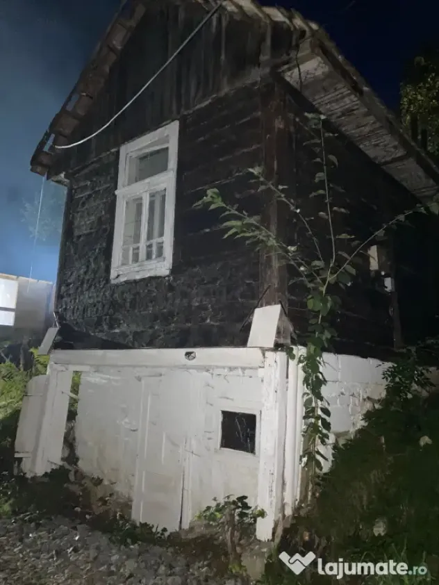 Căsuță tradițională din lemn cu teren 700 mp – Borșa, Maramureș