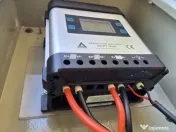 Sistem fotovoltaic complet – 2 panouri solare + invertor MPPT + acumulator. 