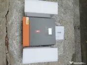 Invertor Solar Hibrid PowMr, 1500W, CC 24 volti cu Controler de Incarcare Solar MPPT Incorporat de 80A. 