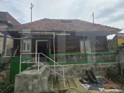 Casa taraneasca de lemn cu veranda 