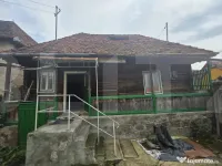 Casa taraneasca de lemn cu veranda 