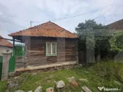 Casa taraneasca de lemn cu veranda 