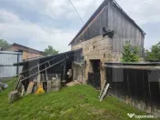 Casa taraneasca de lemn cu veranda 