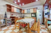 Casa cu curte | Cladire pentru activitati comerciale si s... 